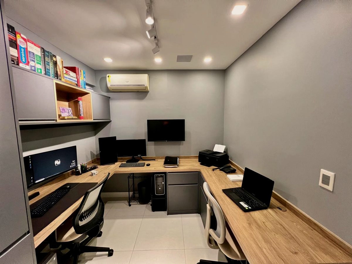 Sala de trabalho do escritório, com biblioteca jurídica
